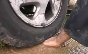 美女开车野外泥土地虐待践踏羞辱-97LZTD-8343207