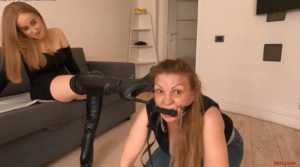 年轻女王Jeanne的居家圈养奴！被骑被踩当牛做马超羞辱-97LZTD-8343208