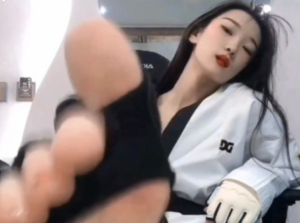 【初柒S】绝美学生主不良少女跆拳道粗口诱惑踹脚靶M强制踹-97LZTD-8343252