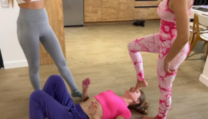 和好闺蜜回家后第一时间把充满汗臭的袜子塞母狗嘴里调教-97LZTD-8343287