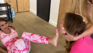 和好闺蜜回家后第一时间把充满汗臭的袜子塞母狗嘴里调教-97LZTD-8343287