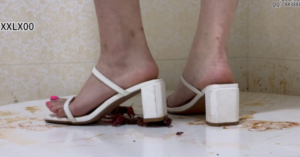 白色凉鞋踩踏小龙虾-97LZTD-8343293