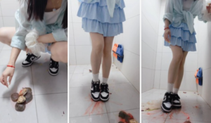 乌龟在女生脚下喷血-97LZTD-8345075