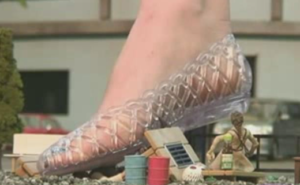 美女巨人美脚平底鞋踩杀人类,吞食人类，虐踩 -97LZTD-8345171