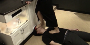 化妆品办公室OL下班后两次用汗湿的连裤袜践踏虐待同事-97LZTD-8345173