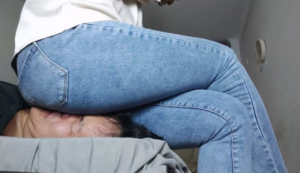 牛仔裤强制坐脸 特写镜头-97LZTD-8345177