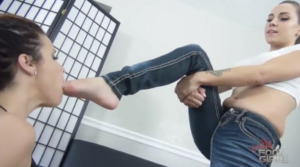 女女视频，女奴舔脚，脚趾用力插进嘴里-97LZTD-8345267