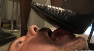 男奴为三位女王清理鞋底-97LZTD-8345360