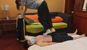 【啦啦啦】素人小灵S的暴力虐裆跳踩-97LZTD-83453873