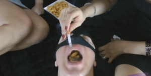 在年轻小妹面前狠狠地秀了一把御姐范十足-97LZTD-83454102