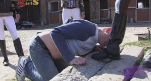 【舔靴奴】 4位女主室外虐奴男奴室外给女主们舔靴子鞭子抽猛踩-97LZTD-83454103