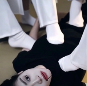 女忍者落难（踩手，群踩，踩脸）-97LZTD-83454107