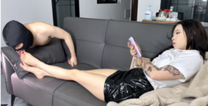 制服皮裙Yuki主人性感红甲裸足打游戏时把奴隶叫来伺候舔脚汗 -97LZTD-834541426