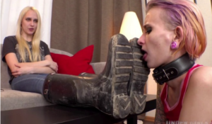 女女-趴在金发女主脚下清理脏雨靴-97LZTD-834541480