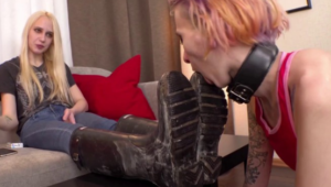 女女-趴在金发女主脚下清理脏雨靴-97LZTD-834541480