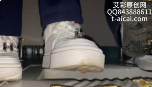 『chnnsct1818』高中女厕内踩踏面包，制作狗粮-97LZTD-8345415464