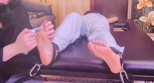 TK可爱小姐姐/挠痒/脚底特写-97LZTD-8345415717285