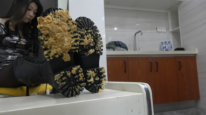 【曼曼】靴子踩踏鸡蛋和饼干 -97LZTD-8345415717351