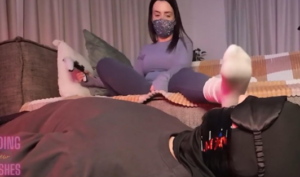 被颜值电竞女包浆的臭袜子脚踩脸！这袜底都穿得发黄了-97LZTD-83454157174516185021112941203109