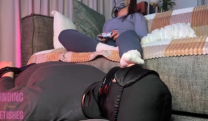 被颜值电竞女包浆的臭袜子脚踩脸！这袜底都穿得发黄了-97LZTD-83454157174516185021112941203109