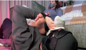 被颜值电竞女包浆的臭袜子脚踩脸！这袜底都穿得发黄了-97LZTD-83454157174516185021112941203109