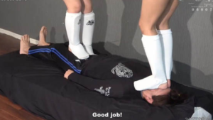 两个疯丫头约骗宅男戏耍狂殴 踩爆头-97LZTD-83454157174516185021112941203111