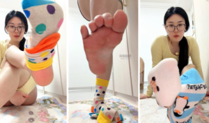 【第一视角】【夏主】偷看朋友脚被发现羞辱-97LZTDGXFC-00000313233