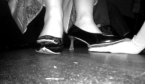 【紫杨无意识】2025.6.14电影院黑色高跟鞋无意识踩手-97LZTDGXFC-0000031327010