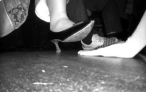 【紫杨无意识】2025.6.14电影院黑色高跟鞋无意识踩手-97LZTDGXFC-0000031327010