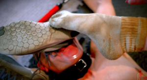 重口慎入！超级重度臭棉袜塞嘴喝浓痰舔脚！闻舔甜妹的超臭美脚-97LZTDGXFC-000003132702525