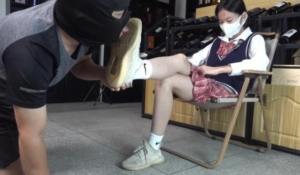 【南国原创】小樱S调教老板，舔脏鞋底，舔脚深喉，全体重踩踏，各种的折磨-97LZTDGXFC-000003132702596