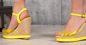 Grace穿黄色碎花裙凉高跟踩脚下煌虫-97LZTDGXFC-000003132702652