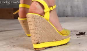 Grace穿黄色碎花裙凉高跟踩脚下煌虫-97LZTDGXFC-000003132702652