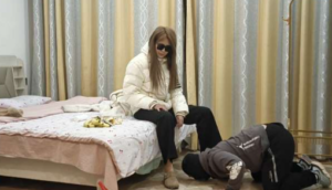 精神彦妈白袜博肯鞋踩食物喂食调教-97LZTDGXFC-000003132702414