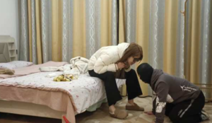 精神彦妈白袜博肯鞋踩食物喂食调教-97LZTDGXFC-000003132702414