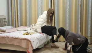 精神彦妈白袜博肯鞋踩食物喂食调教-97LZTDGXFC-000003132702414