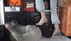 【南国原创】小樱S高跟鞋插嘴巴，舔脚-97LZTDGXFC-000003132702444