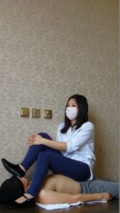 美女脚穿工作鞋踩踏脚下男孩