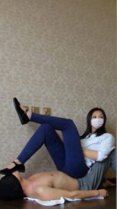 美女脚穿工作鞋踩踏脚下男孩