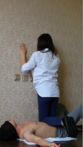 美女脚穿工作鞋踩踏脚下男孩