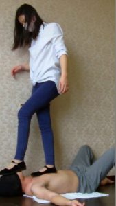 美女脚穿工作鞋踩踏脚下男孩