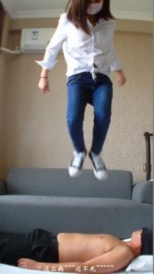 可爱校园美女小帆布鞋白棉袜美脚踢踩贱男友