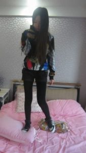 气质绝美长腿美女高帮休闲鞋踩枕头，换鞋大秀美腿