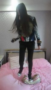 气质绝美长腿美女高帮休闲鞋踩枕头，换鞋大秀美腿