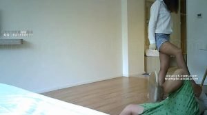 美女老师踩死坏学生