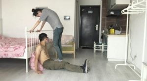 诗蔓校花系列6-4超级狠踢小男生