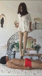 被性感的主人踩在脚下，痛苦并快乐着