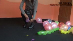 黑丝靴子踩气球2