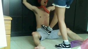 IX女主手铐贱狗拉狗链踩下体，全体重踩踹头部各种胯下羞辱-97L2ZTD-716668