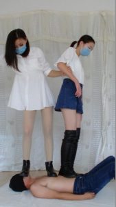 双女主长短靴踩踏 高中羞涩女生第一次踩踏在人的肚子上